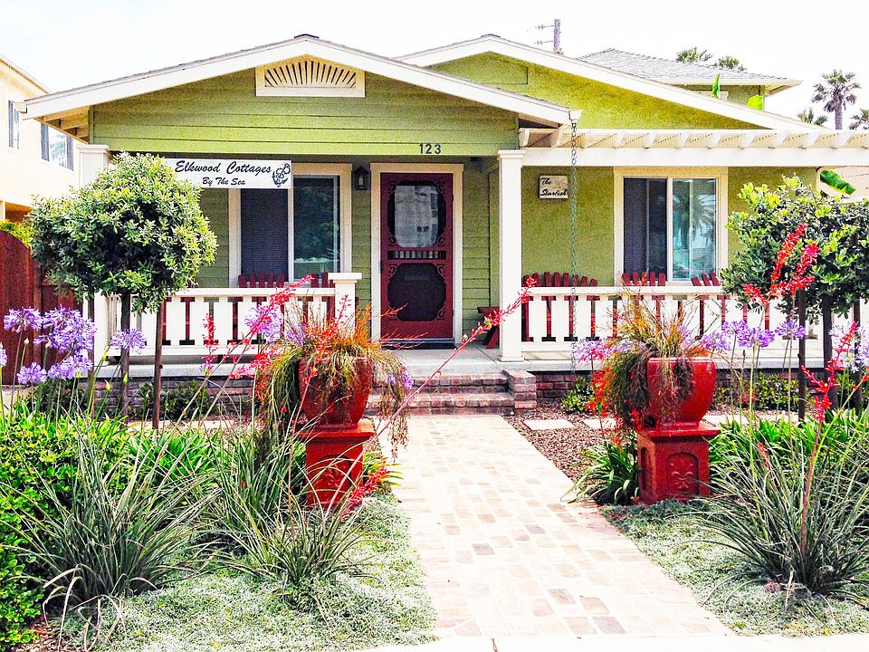 111-123 Elkwood is a 5 unit complex