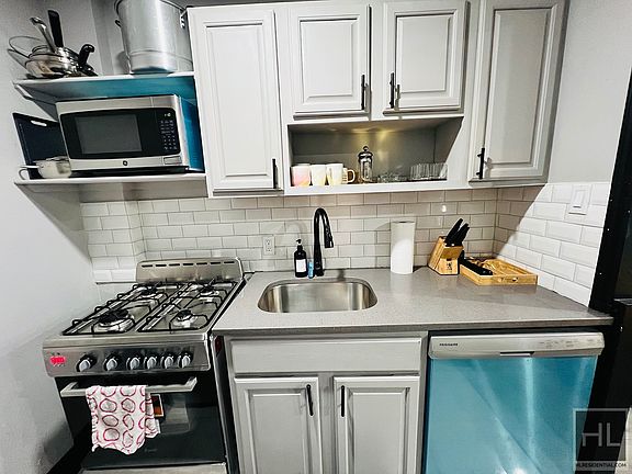 3rd image of 284 Halsey St #1A
