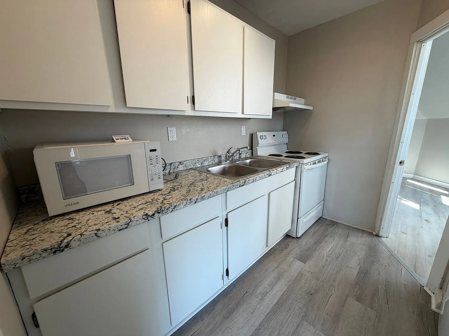 1221 Laurel Avenue House — Photo 3