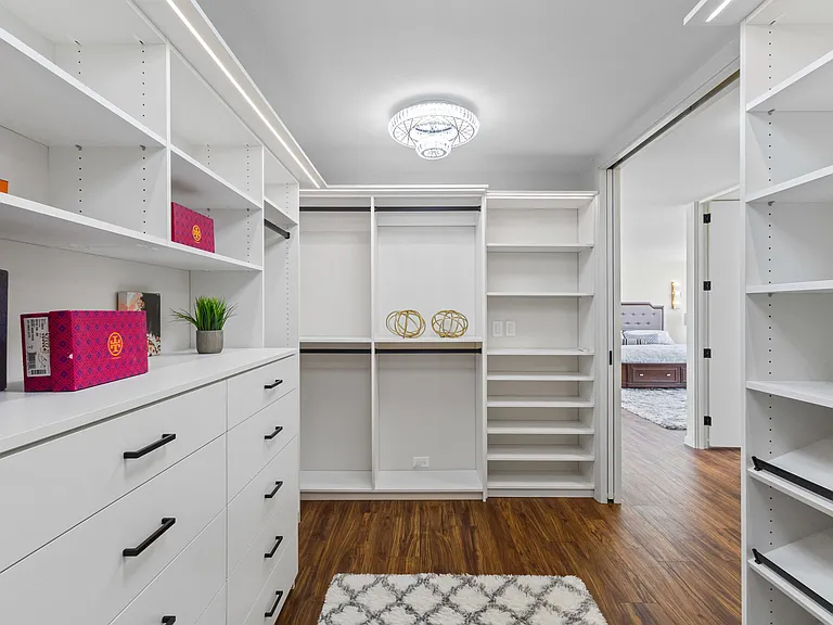 555 University Ave — Photo 15