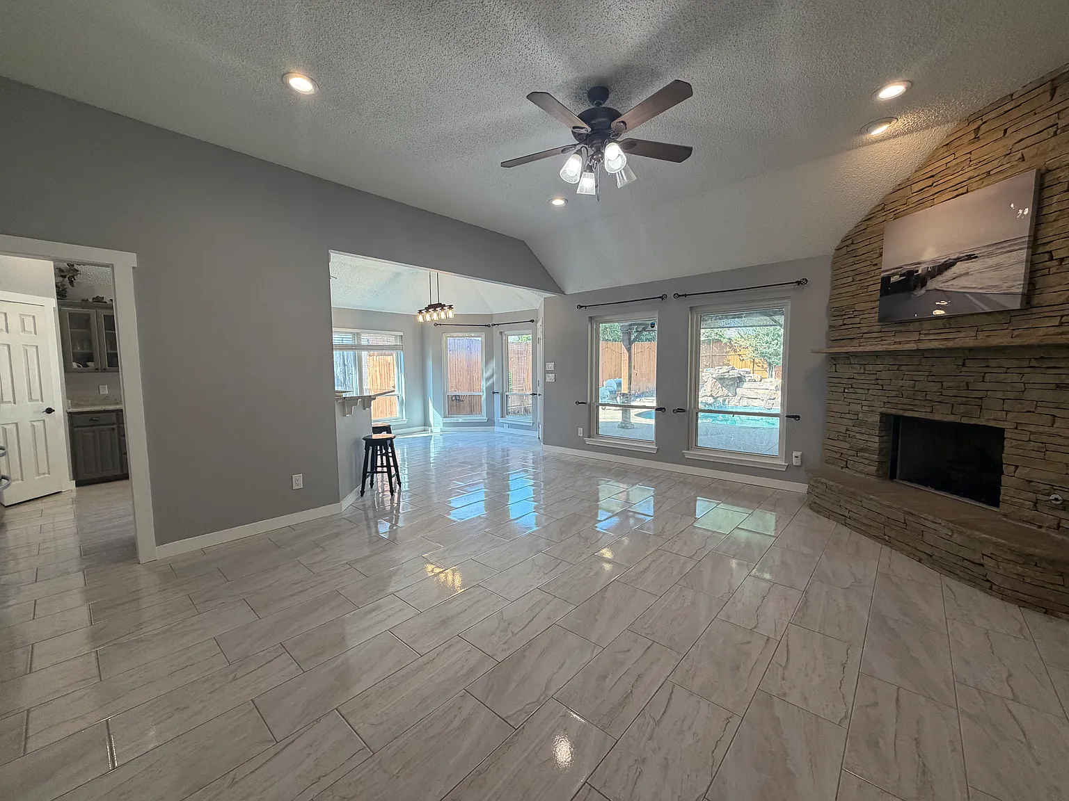 4 bed, 1954 sqft, $3,000 — Photo 2