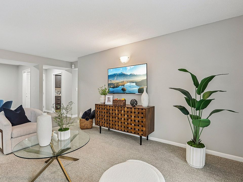 8-web-or-mls-N Michigan Rd 6a-S2211-008