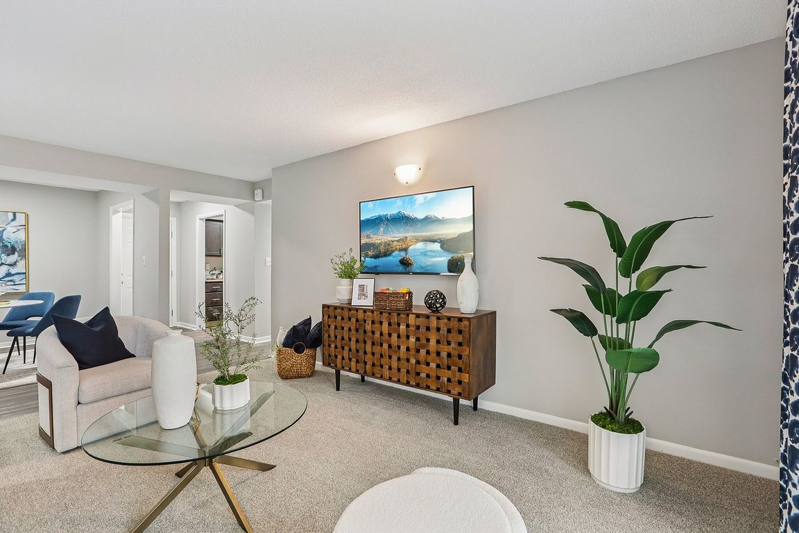 8-web-or-mls-N Michigan Rd 6a-S2211-008