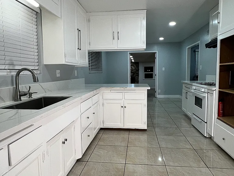 15503 Bloomfield Ave — Photo 6