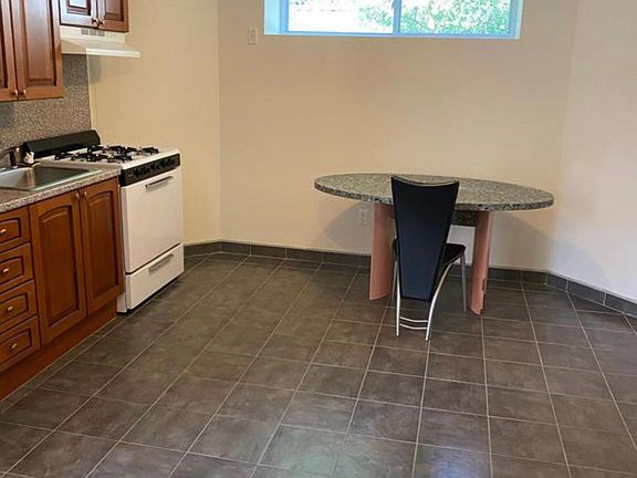 4th image of 26 Bayview Ave #2