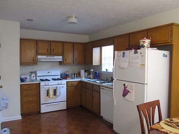 Kitchen with Fridgerator