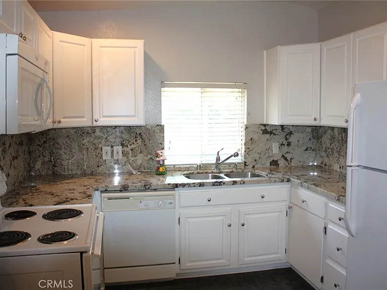 507 W State St — Photo 15