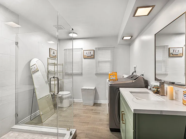 All-inclusive bliss: a full bathroom that makes every moment feel indulgent.