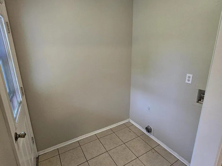 3560 Lakehurst Dr — Photo 4