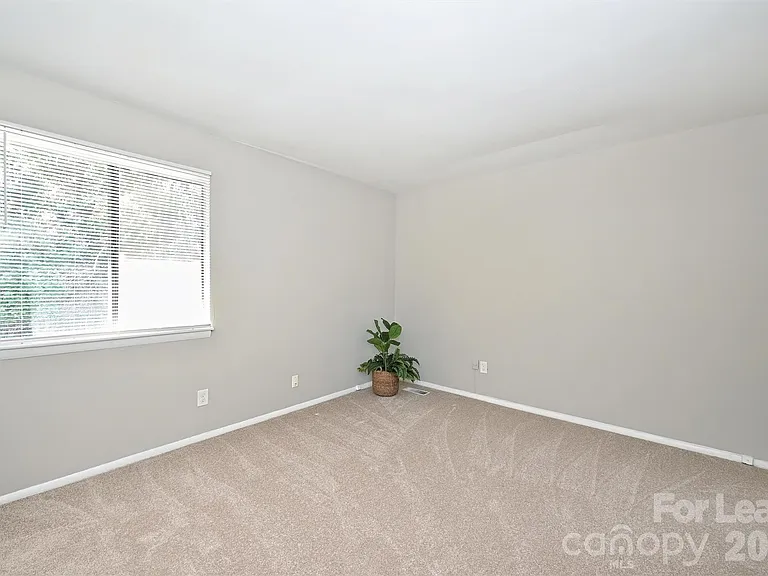 951 Hollywood St — Photo 6