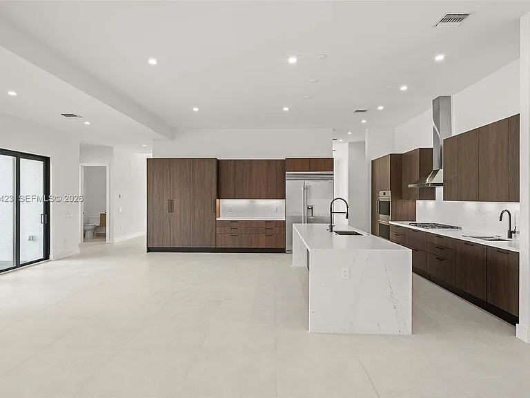 5718 Ashwood Cir W — Photo 29