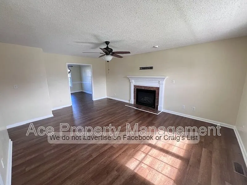 4 bed, 2.5 bath, 2010 sqft, $2,055 — Photo 2