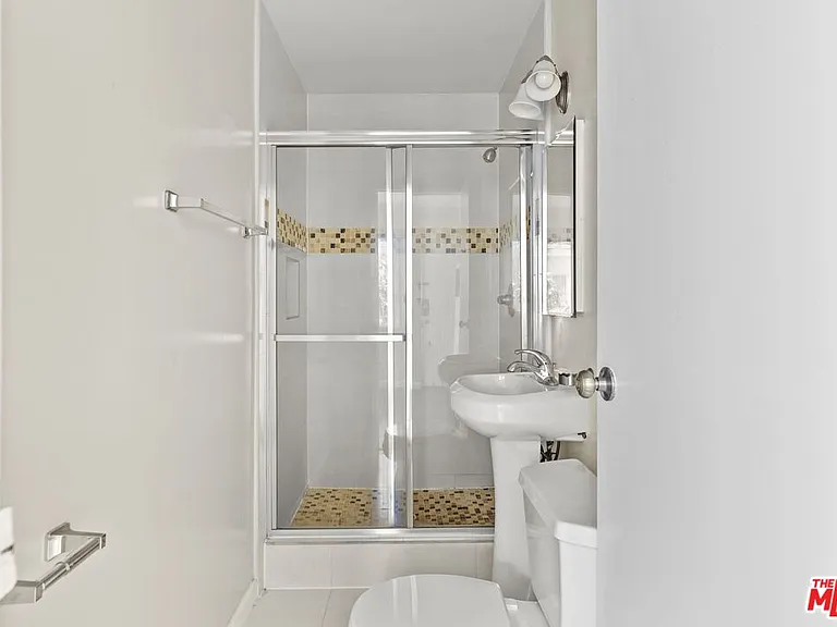 1233 Barry Ave #208 — Photo 7