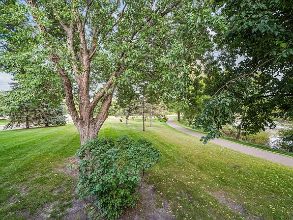 3rd image of 2550 Moundsview Dr
