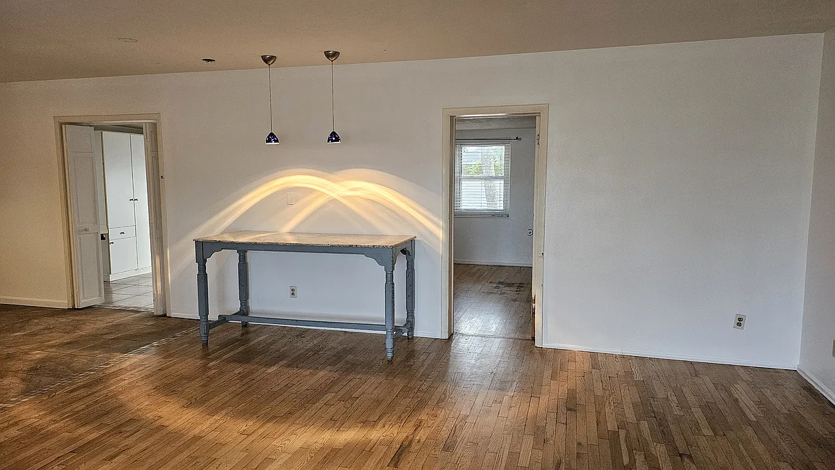 Living room, large granite table, beautiful pendent lights with dimmer - 3308 Webber St