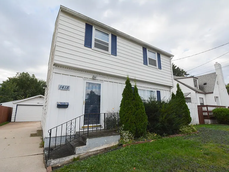 1418 3 1/2 St SE — Photo 1