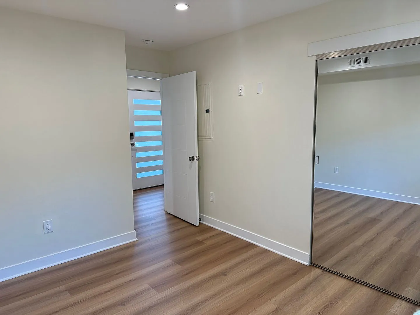 2514 S. Palm Grove Ave — Photo 3