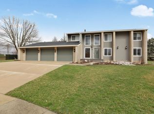 2 Wilshire Ct, Bloomington, IL 61704