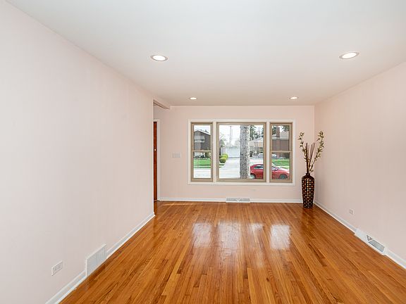 5th image of 9940 Eden Dr