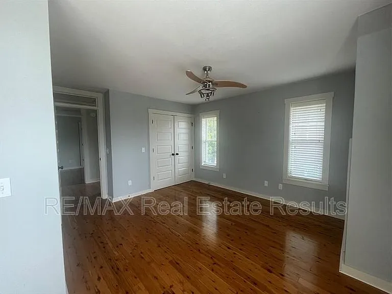 103 SE G Ct — Photo 3