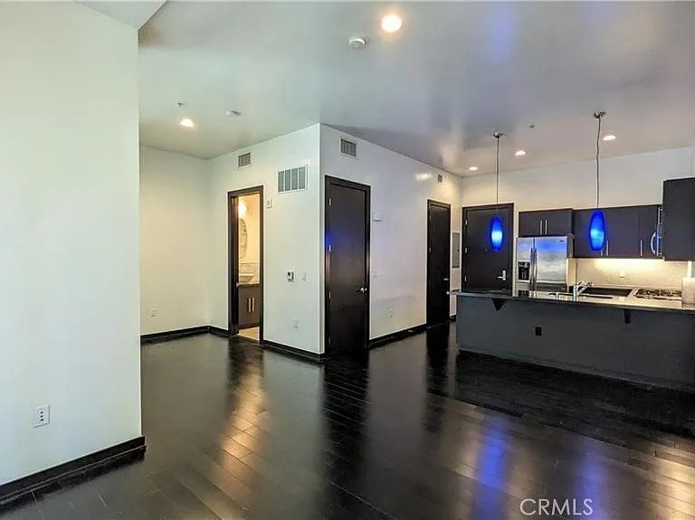 655 S Hope St — Photo 3
