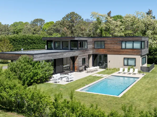 71 Eastway Dr, Southampton, NY 11968