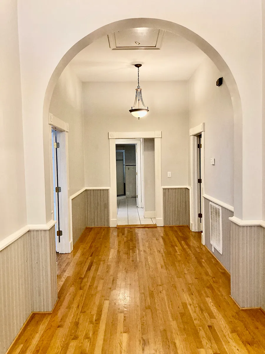 Large hall can accommodate furniture - 140 Marshall Ave