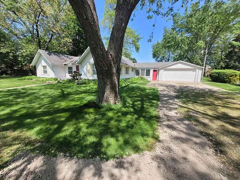 370 N Lake Dr — Photo 1