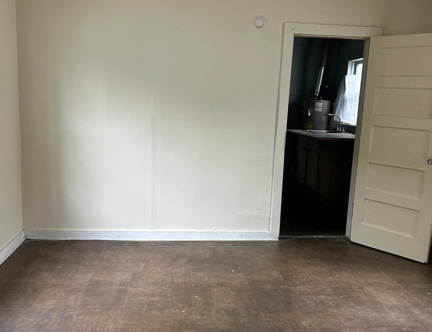 1 bed, 1.0 bath, 560 sqft, $350 — Photo 4