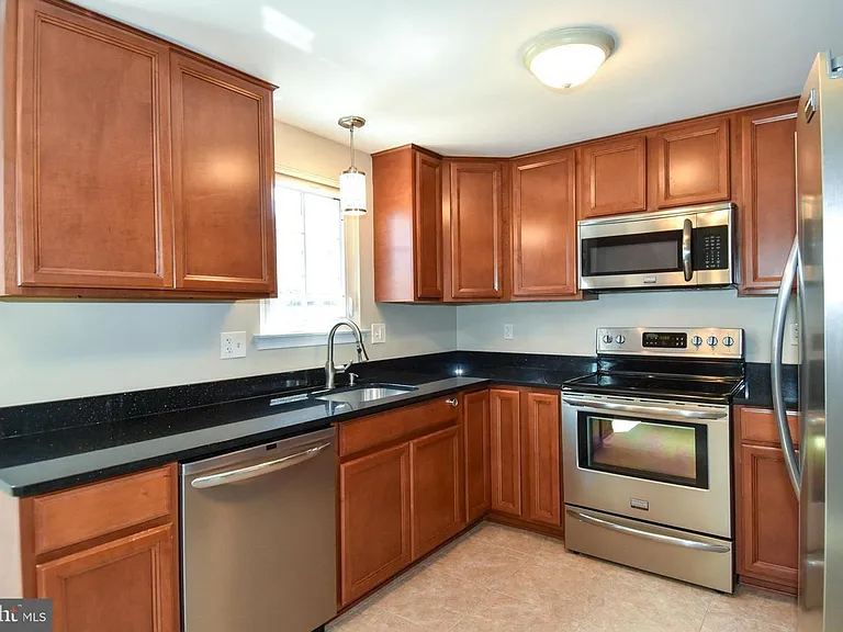 27 Marian Ct — Photo 3