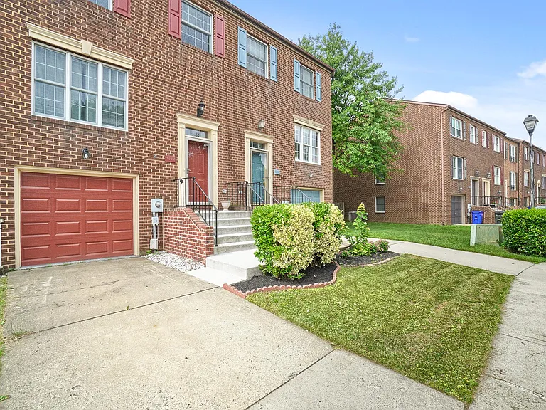 7121 Bradshaw Ct E — Photo 2