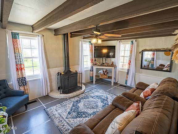 4th image of 200 Oak Rd