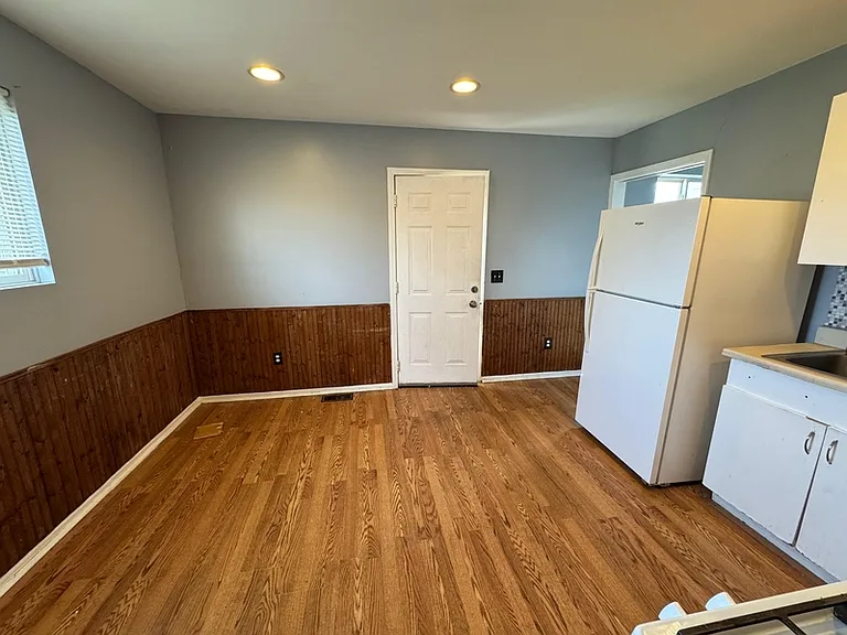 8716 Timken Ave — Photo 7