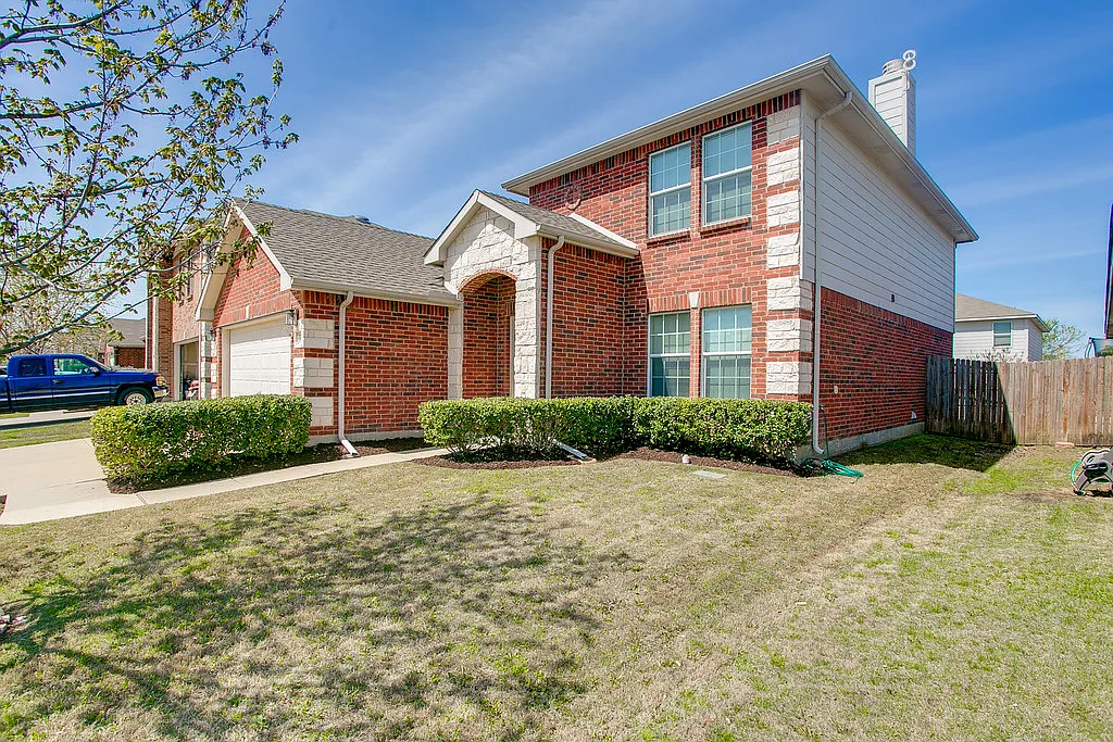 4 bed, 2.5 bath, 2568 sqft, $2,250 — Photo 3