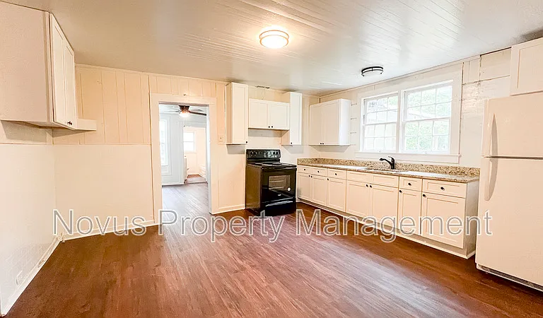 135 W Atlanta St — Photo 3