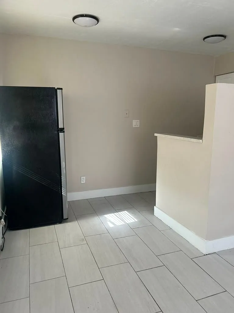 3639 SW 13th Ct — Photo 2
