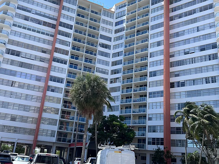1301 Miami Gardens Dr #1421W — Photo 29