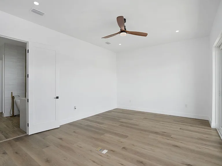 711 Tropical Dr — Photo 33