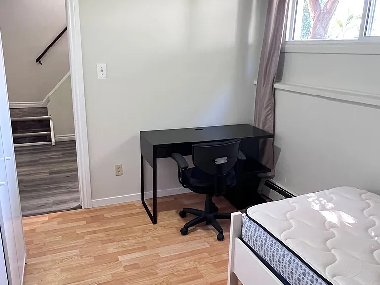 46 Radcliffe Cres — Photo 33
