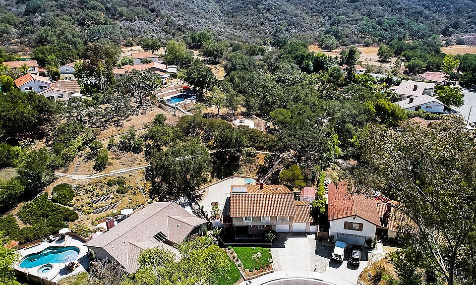 2nd image of 368 Lynn Oaks Ct