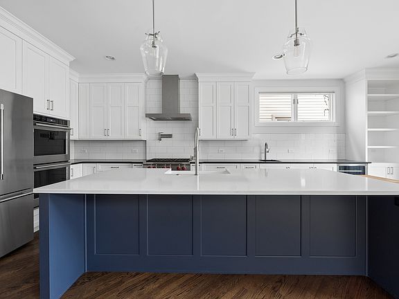 4th image of 2041 N Whipple St