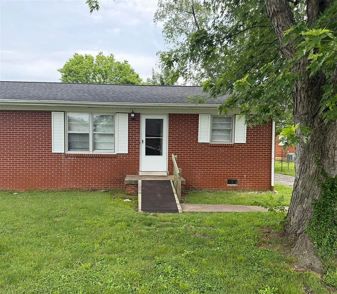 2 bed, 826 sqft, $900 — Photo 2