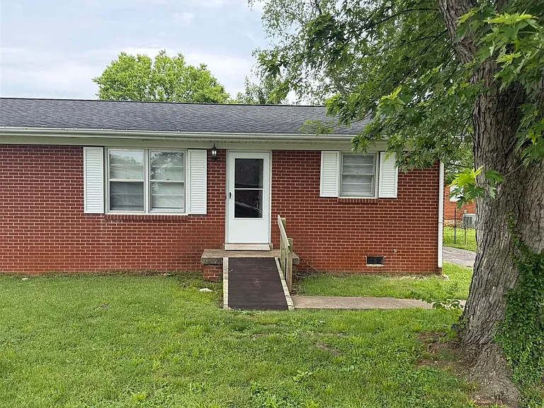 1456 Longview Dr — Photo 2