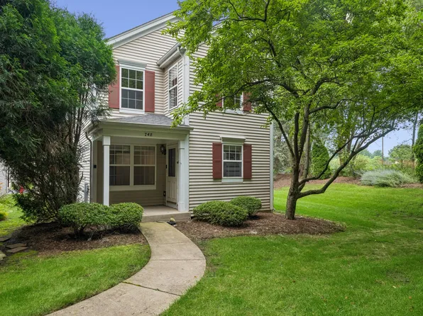 748 Tree Top Ln, Crystal Lake, IL 60014