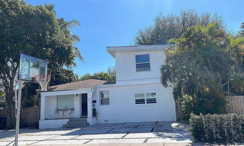 1st image of 1000 NE 134th St
