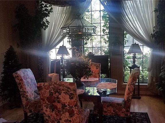 2nd image of 4576 Southgate Dr