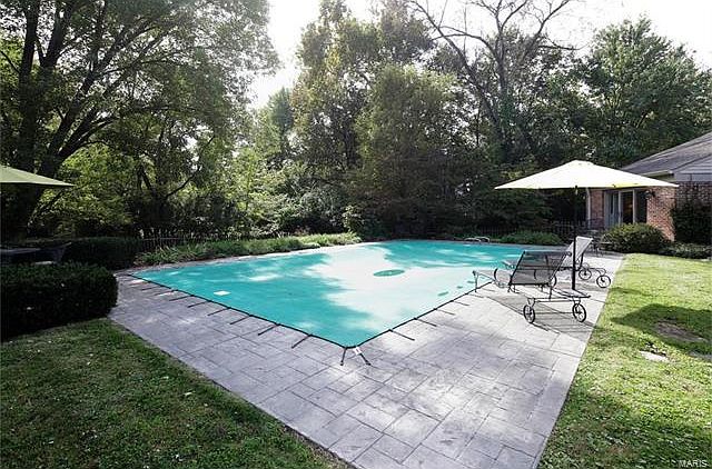 1st image of 20 Overbrook Dr