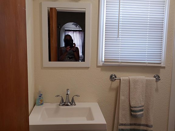 4th image of 412 N Halagueno St #1/2