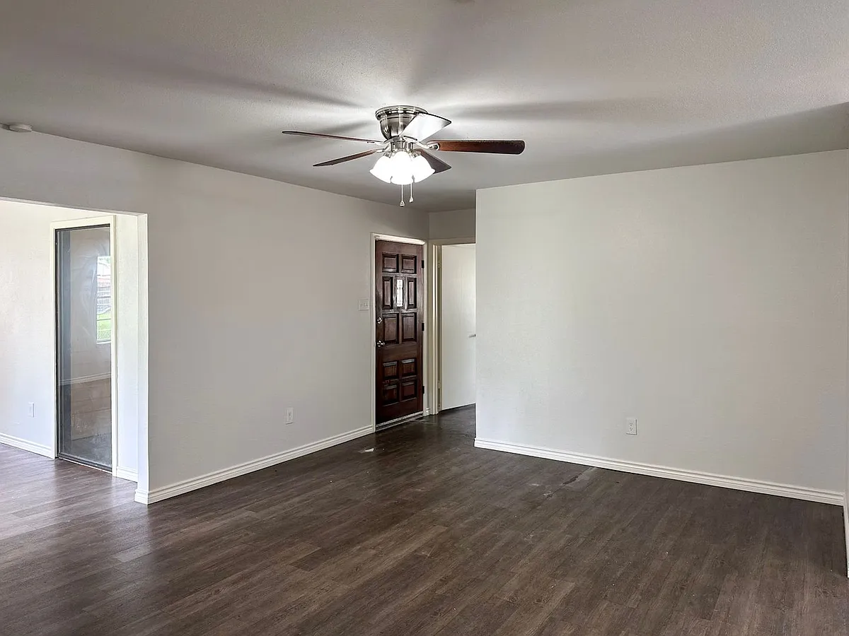 Building Photo - 53102 Red Oak Dr