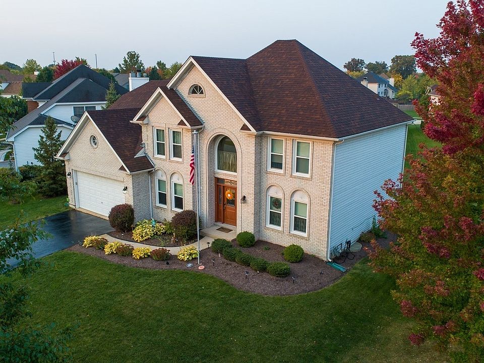 Stately White Brick Georgian Home in Arbor Creek!